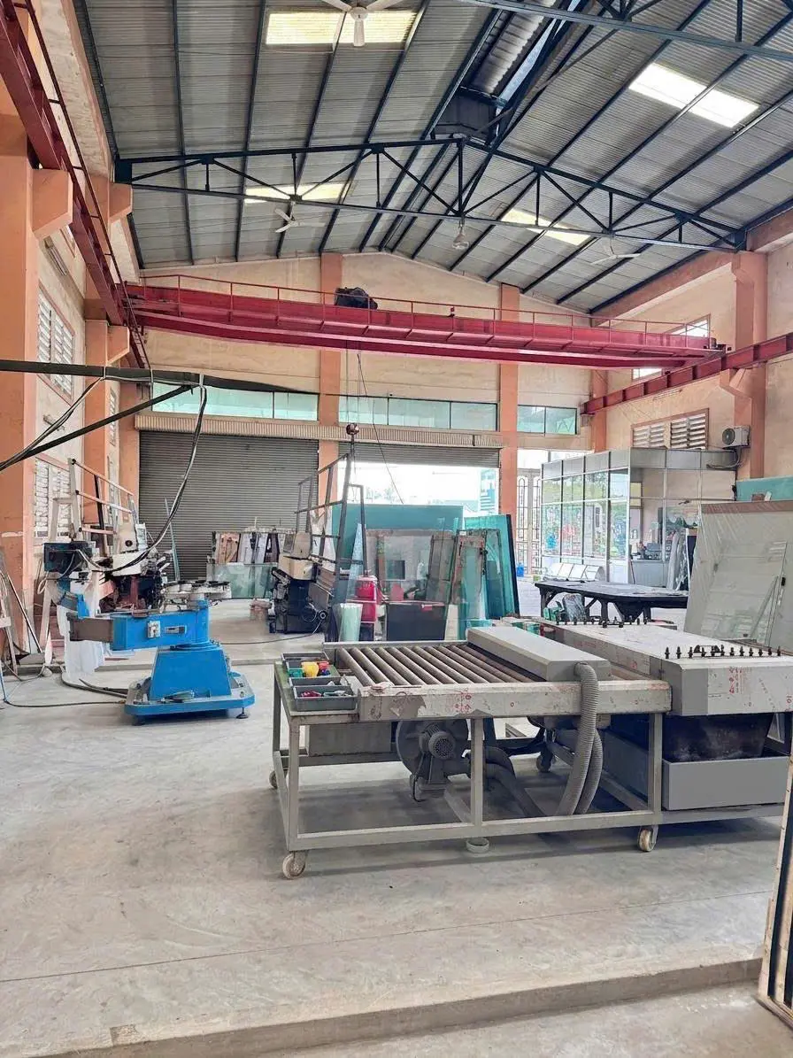 Hệ thống máy gia công kính chuyên dụng tại xưởng Việt Thu Tây Ninh