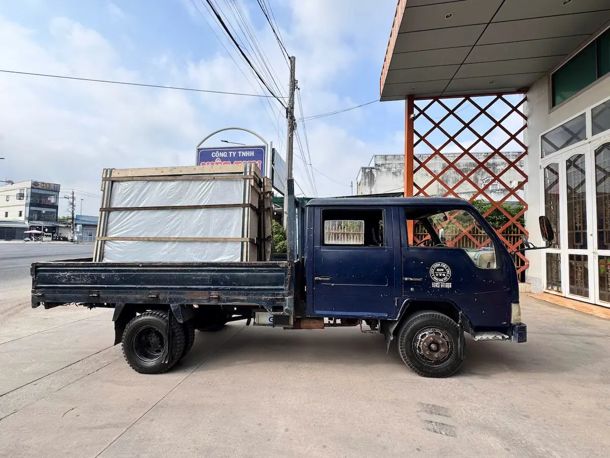Xe tải chuyên dụng giao kính xây dựng tận xưởng nhôm kính tại Tây Ninh